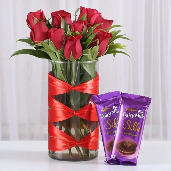 Roses Vase with Silk Chocolates Roses Vase with Silk Chocolates